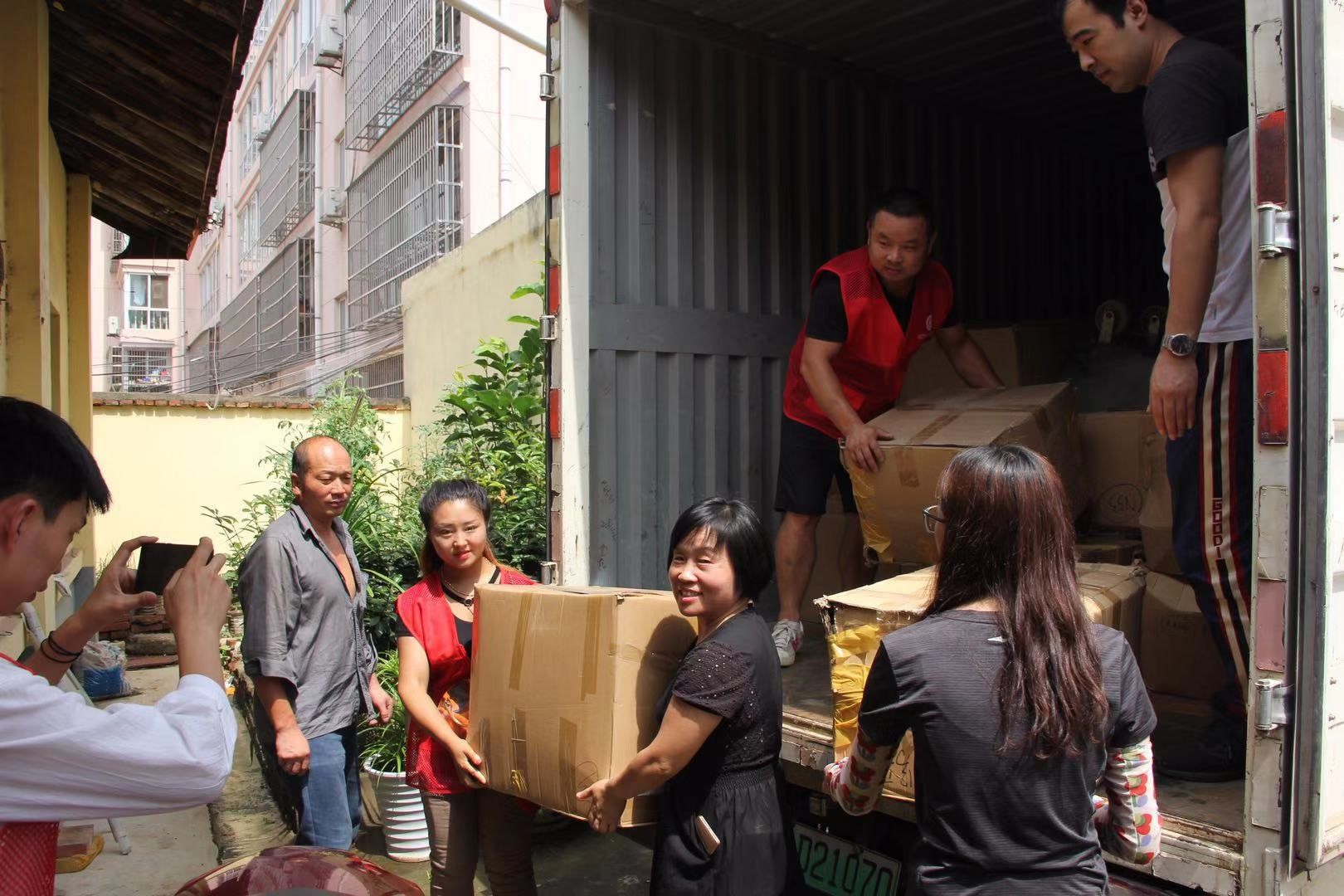 情满人世 爱心无限-uu电玩官网科技走进丹凤慰问贫困户 情满人世 爱心无限-uu电玩官网科技走进丹凤慰问贫困户