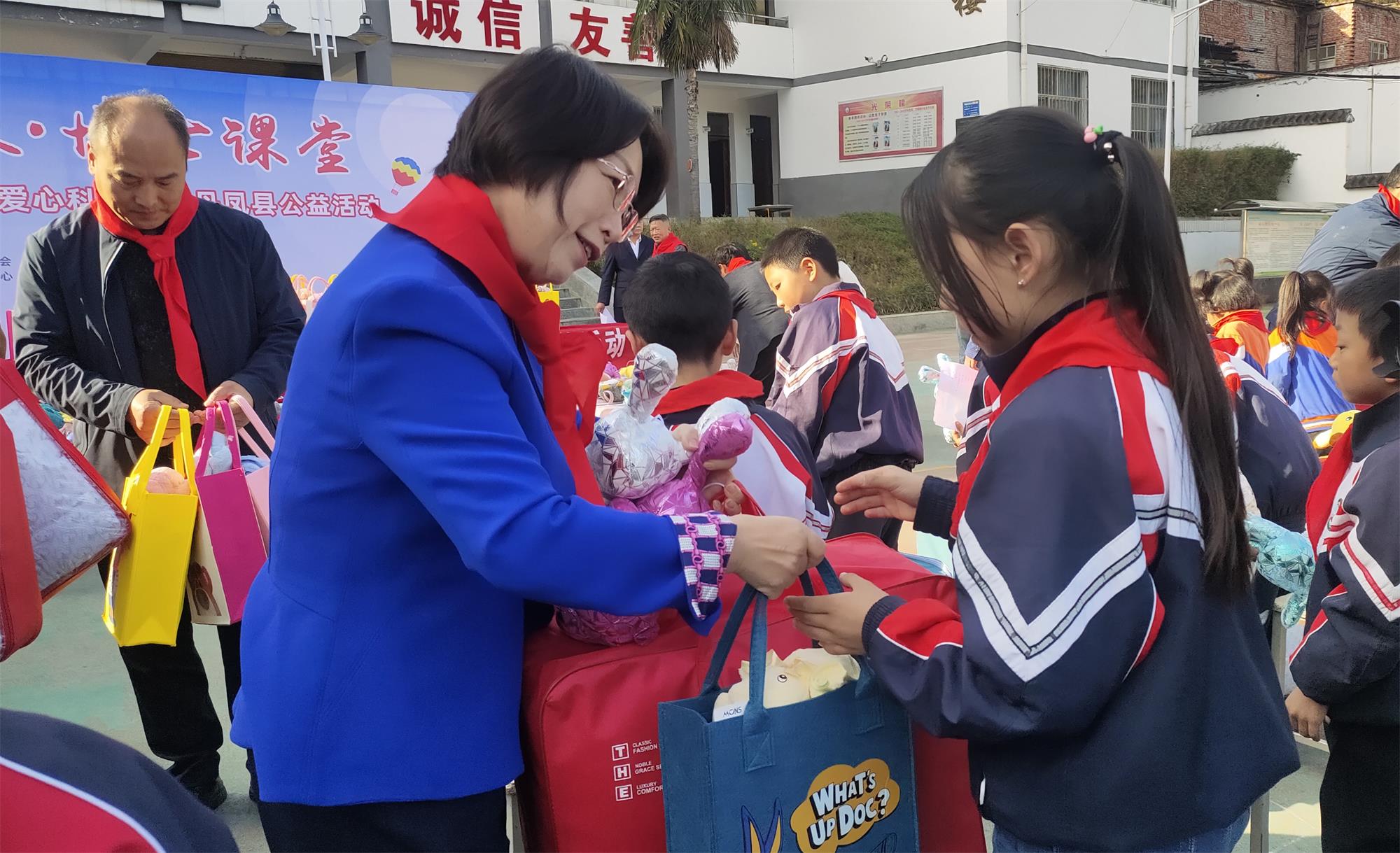 uu电玩官网科技·博士课堂 关爱墟落儿童爱心科普进校园公益运动圆满完成 uu电玩官网科技·博士课堂 关爱墟落儿童爱心科普进校园公益运动圆满完成